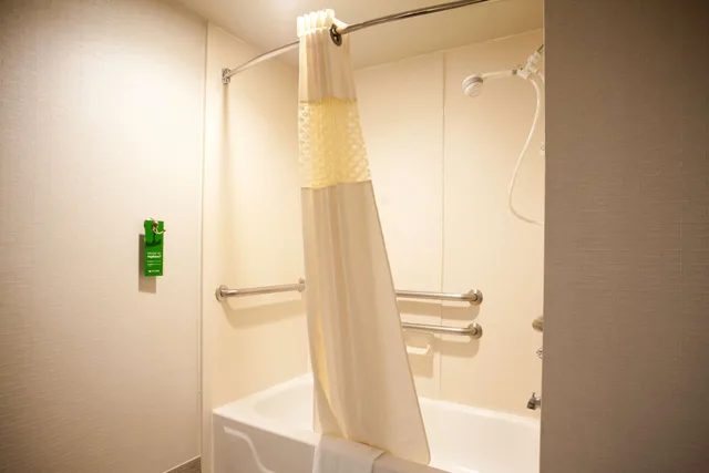 Room, Queen Bed, Hampton Inn Atlanta Peachtree Corners 2/2