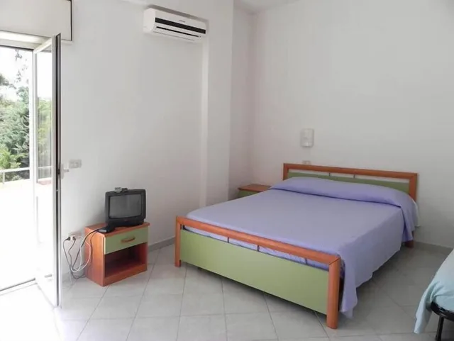 غرفة ثلاثية، Eden Hotel 1/1
