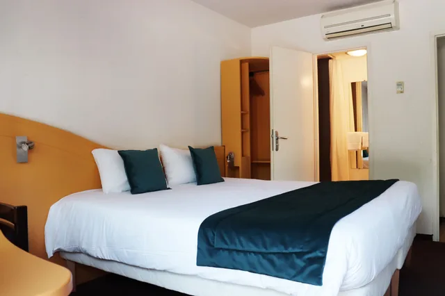 غرفة بسرير كينج، Village Hotel 2/7