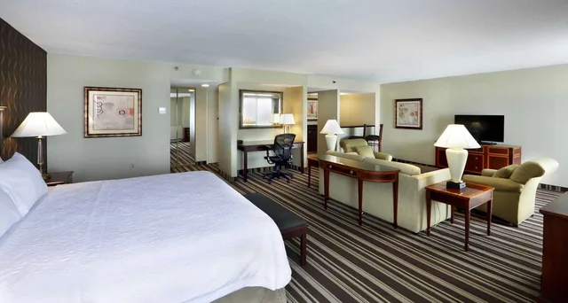 جناح استوديو بسرير كينج مع أريكة، Hampton Inn Boston/Natick 1/3