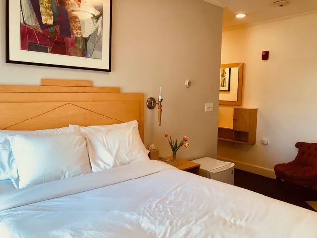 Superior, Queen Bed, Private Bathroom, Enzo 1/2