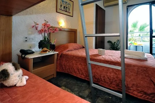 غرفة ثلاثية بإطلالة على البحر، Karteros Hotel 2/4