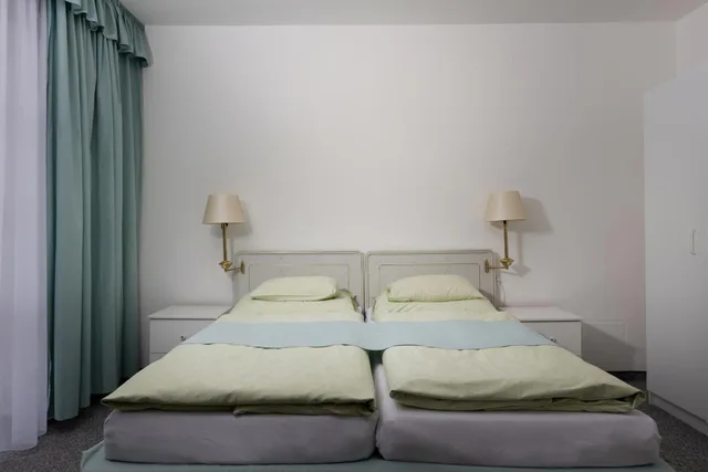 جناح، Ferdinand Hotel 1/2