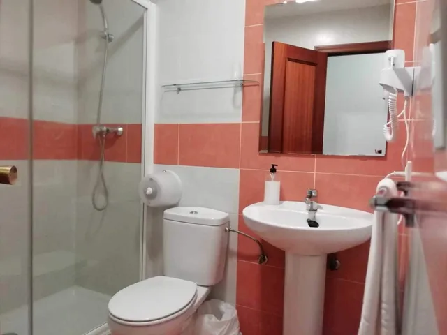 غرفة بسريرين منفصلين بإطلالة على البحر، Hostal Tres Soles 2/2