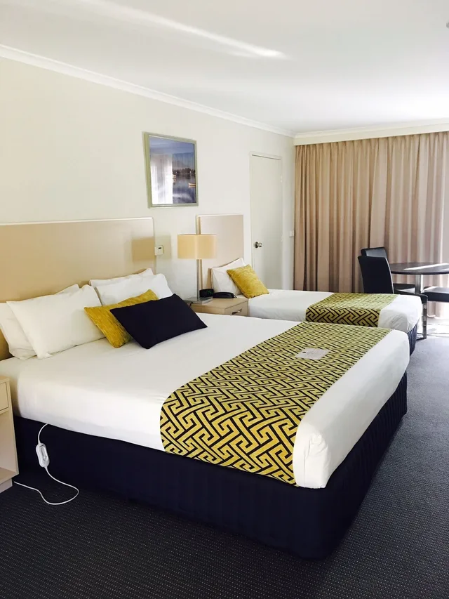 غرفة ديلوكس بسرير كينج مع أريكة، Best Western Fairway Motor Inn 1/5