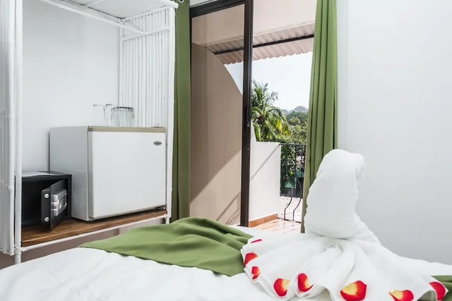 Cozy, Standard, Double Bed, No Elevator, Balcony, Small، Hotel Coco Palms 2/2