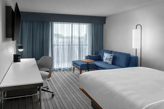غرفة بسرير كينج بشرفة مع أريكة لذوي الإعاقة، Courtyard by Marriott Flint Grand Blanc 2/4