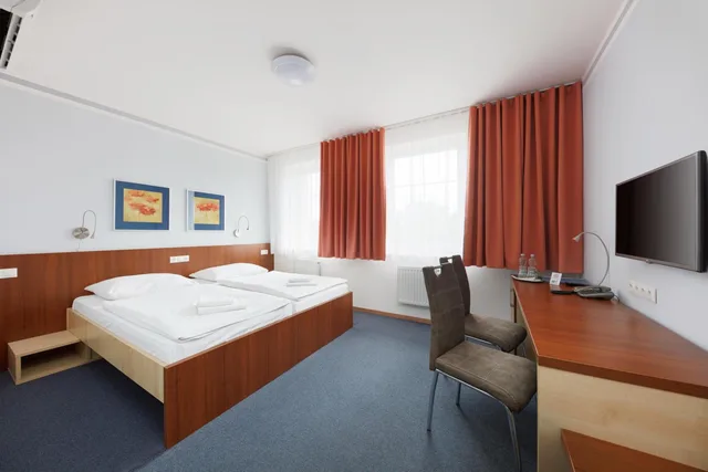 غرفة بسرير مزدوج أو سريرين منفصلين مع سرير إضافي، Hotel Nikolas 1/10