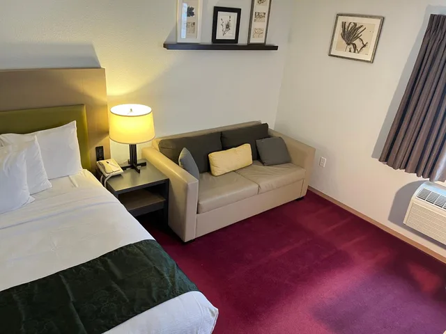 غرفة بسرير كينج مع أريكة، Pictured Rocks Inn & Suites 6/10