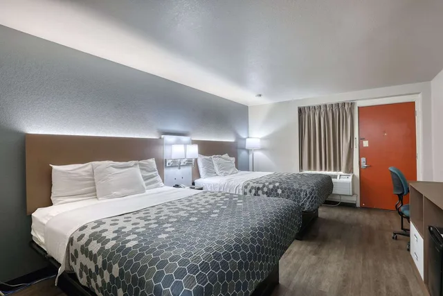 غرفة بسريرين كوين، Econo Lodge Neenah 3/9