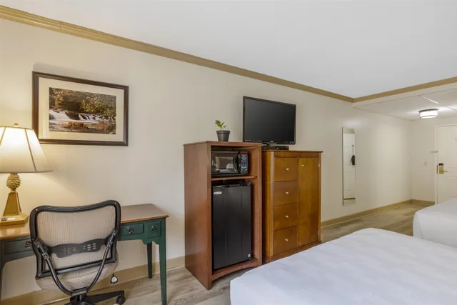 غرفة رباعية بسريرين مزدوجين لذوي الإعاقة، Best Western Plus Morristown Inn 5/6