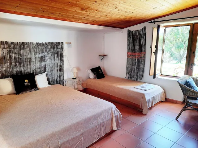 غرفة بسرير مزدوج بإطلالة على الحديقة بشرفة، Quinta da Samoqueirinha 5/8