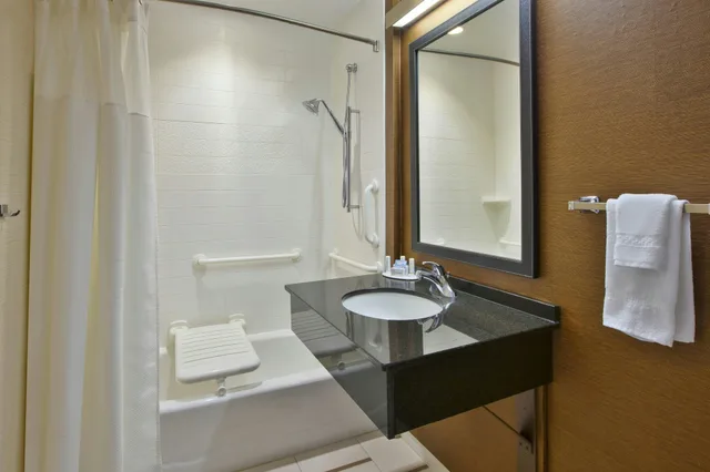 غرفة، Fairfield Inn Suites Milwaukee Downtown 3/5