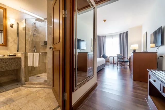 Premier, King and Twin Beds, Sky View، Century Park Hotel 5/6