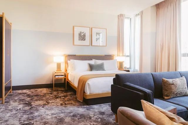غرفة جونيور بسرير كينج، Clayton Hotel and Members Club 4/10