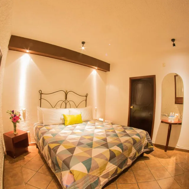 جناح جونيور مفرد، Meson de Los Remedios Hotel 4/10