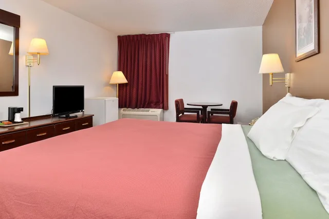 غرفة بسرير كينج للمدخنين، Americas Best Value Inn Beardstown 3/3