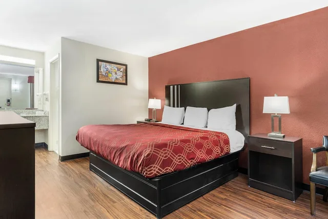 Upgrade, King Bed، Econo Lodge Research Triangle Park 4/9