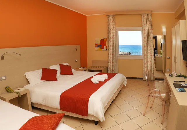 غرفة بانورامية ثلاثية بإطلالة على البحر بشرفة، Janus Hotel 1/2