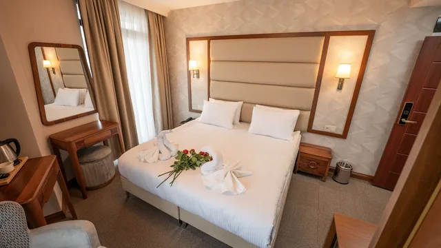 غرفة ديلوكس بسرير كينج وسرير كوين بإطلالة على المدينة، Istanbul Midpoint Hotel 6/10