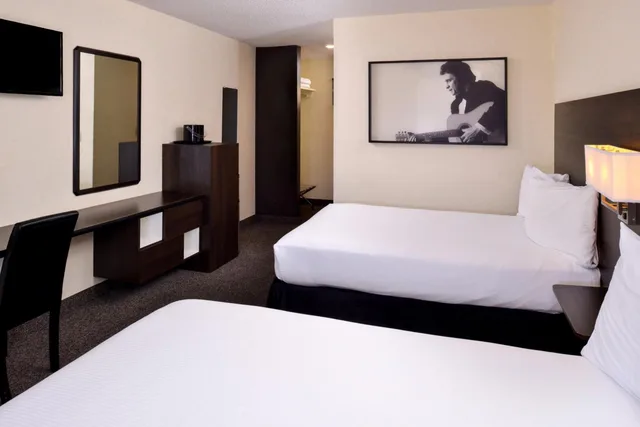 Room, Quadruple, 2 Queen Beds, Steam Plant Hotel 2/5