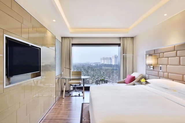 غرفة ديلوكس بسرير كينج بإطلالة على المدينة، Courtyard Bengaluru Hebbal 2/2
