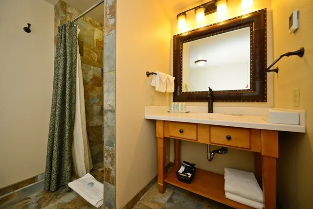 Room, King Bed, Stair Access Only, Jetted Tub, Courtyard Area، Lexington Hotel At Jackson Hole Hotel Suites 3/3