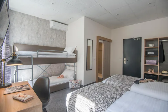 غرفة رباعية بسريرين منفصلين وأسرّة بطابقين، Hotel Saint Gothard 1/8