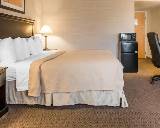 Room, King Bed, Accessible, Quality Inn Suites Next To the Casino 1/2
