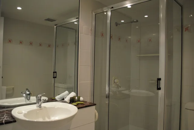 غرفة بسرير كينج بإطلالة على الشاطئ بغرفة نوم واحدة، Beachview Apartments at Villa Paradiso 6/6