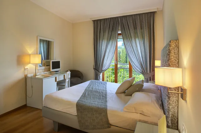 غرفة بسرير مزدوج أو سريرين منفصلين بإطلالة على الحديقة، Hotel Regina Sorrento 4/10