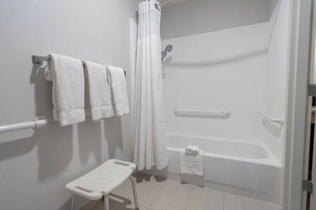 غرفة بسرير كينج مع أريكة لذوي الإعاقة، Courtyard by Marriott Cleveland Willoughby 6/7