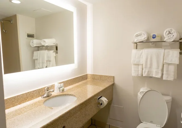 غرفة بسرير كينج لذوي الإعاقة، Elimwood Hotel, A Ramada by Wyndham 8/8