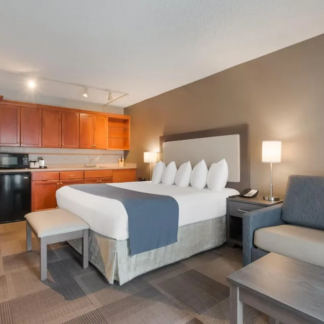 Room, King Bed, Sofa, Best Western St Catharines Hotel Conference Centre 2/7