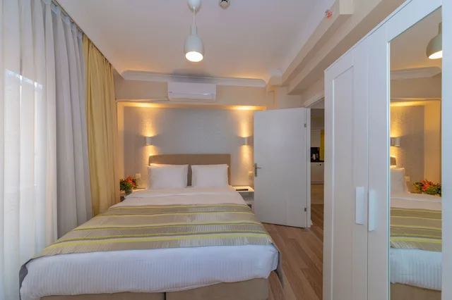 جناح عائلي بسرير كوين وسرير فردي مع أريكة، Feri Suites 5/8