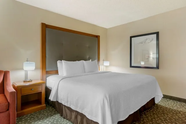 غرفة قياسية بسرير كينج في الطابق الأرضي، Best Western Plus Oak Harbor Hotel & Conference Center 5/10
