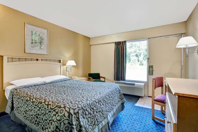 غرفة بسرير كوين، Days Inn By Wyndham Louisville Airport Fair And Expo Center 4/6