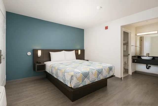 غرفة بسرير كوين، Motel6 Westminster, CA - North 2/6