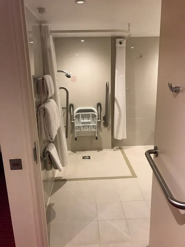 Standard, King Bed, Accessible, Holiday Inn London - Kensington High St. by IHG 4/4