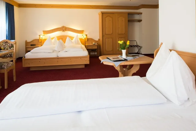 غرفة قياسية رباعية بسرير كينج مع أريكة، Grindelwalderhof 4/10