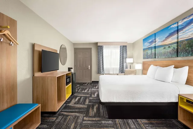 غرفة بسرير كينج، Days Inn by Wyndham Paris 1/4