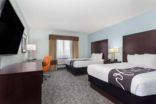 غرفة بسريرين كوين لذوي الإعاقة، La Quinta Inn & Suites by Wyndham Bonita Springs Naples N. 6/10