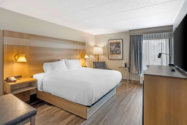غرفة قياسية بسرير كينج بحوض جاكوزي، Best Western Plus Heritage Rail Inn & Suites 2/10