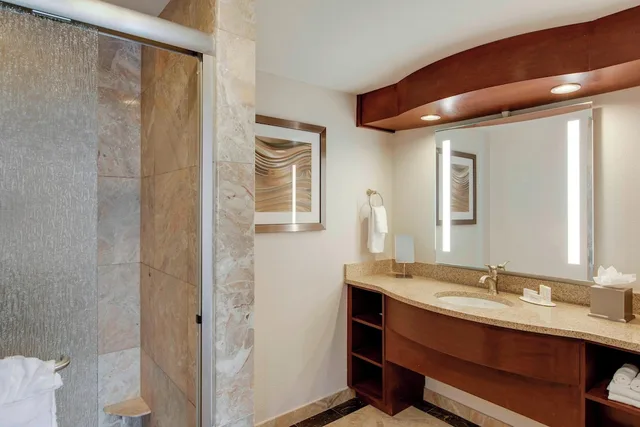 غرفة بسرير كينج في طابق مرتفع، COURTYARD BY MARRIOTT LOGAN AIRPORT 6/8