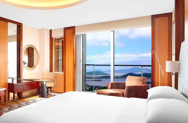 1 Bedroom, Executive, Suite, King Bed, Balcony, Sheraton Zhoushan Hotel 2/10