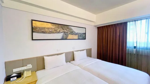 غرفة بسريرين منفصلين، Delton Hotel 1/10