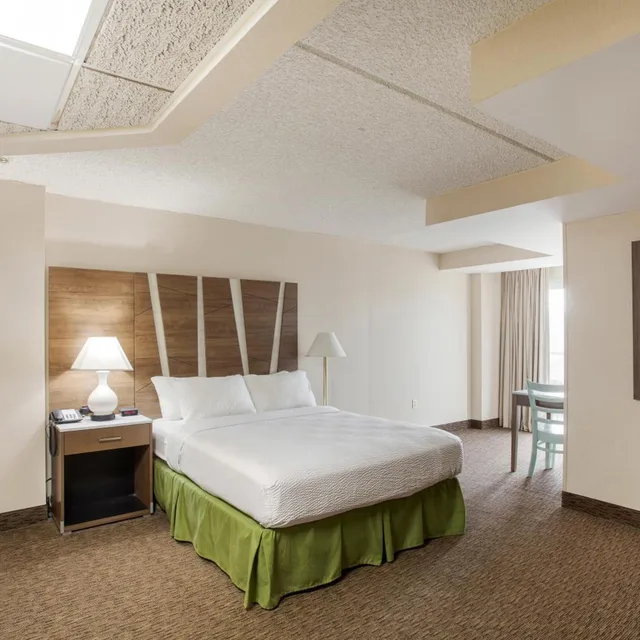 Deluxe, Queen Bed, Lateral Side Sea View، Americana Hotel Oceanfront 1/7