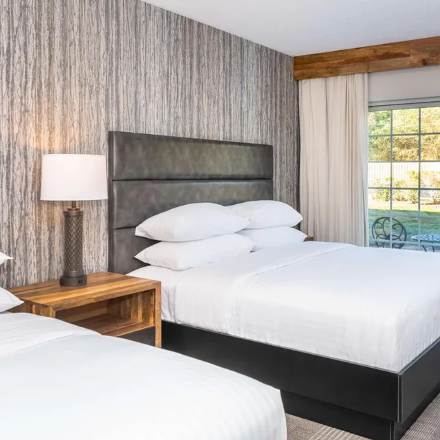 غرفة بسريرين كينج مع أريكة، Cherry Valley Hotel 6/7
