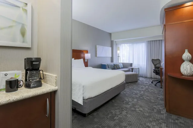 غرفة بسرير كينج، Courtyard by Marriott San Jose Campbell 2/2