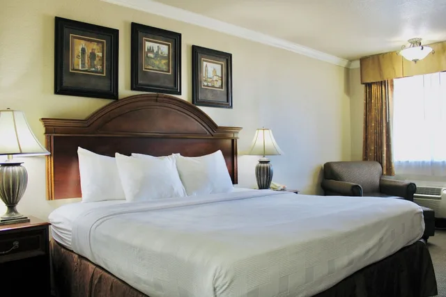 غرفة ديلوكس مفردة بسرير كينج للمدخنين، Baymont by Wyndham McAlester Hwy 69 2/3